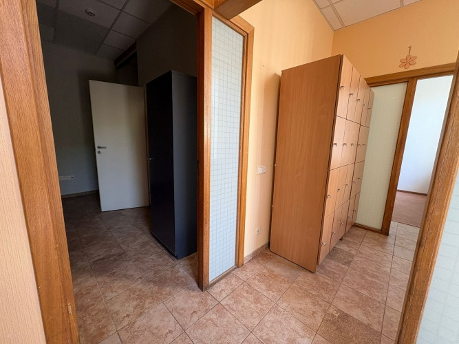 Izīrē telpas ar plašu pagalmu centrā  lieliska atrašanās vieta!  Platība: 78 m + pagalms Rīga - foto 4