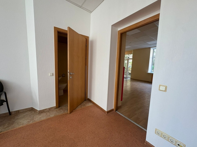 Izīrē telpas ar plašu pagalmu centrā  lieliska atrašanās vieta!  Platība: 78 m + pagalms Rīga - foto 6
