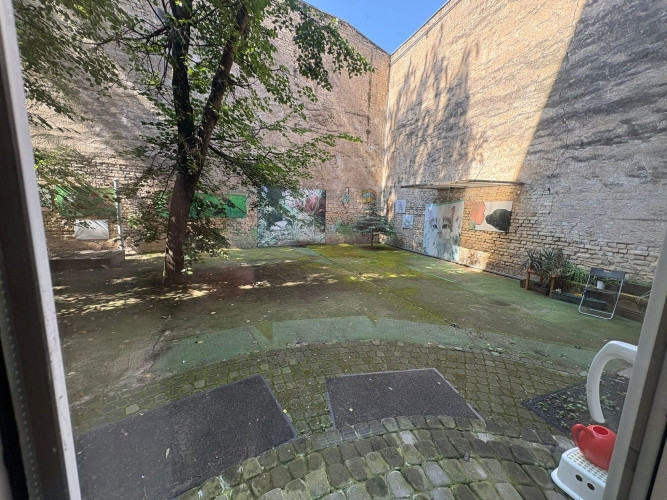 Izīrē telpas ar plašu pagalmu centrā  lieliska atrašanās vieta!  Platība: 78 m + pagalms Rīga - foto 8