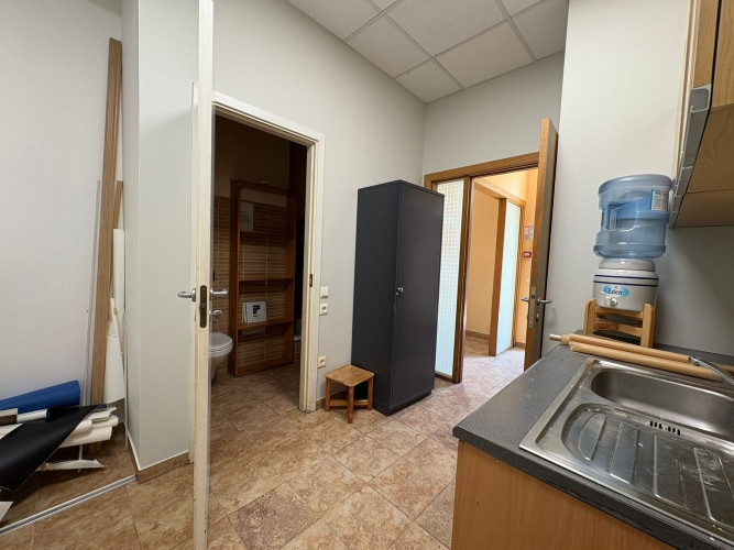 Izīrē telpas ar plašu pagalmu centrā  lieliska atrašanās vieta!  Platība: 78 m + pagalms Rīga - foto 3