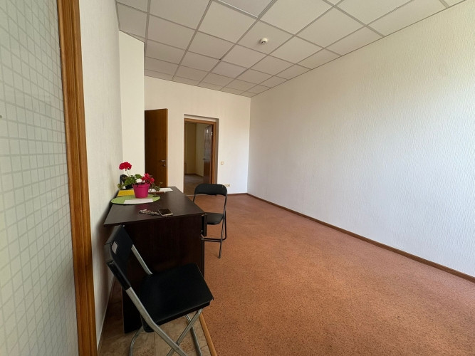 Izīrē telpas ar plašu pagalmu centrā  lieliska atrašanās vieta!  Platība: 78 m + pagalms Rīga - foto 5