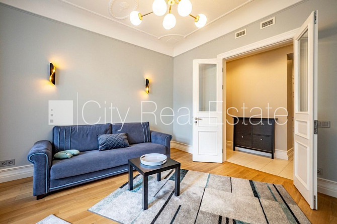 Renovēta māja, mansards, ir lifts, guļamistabu skaits 1 gab., studio tipa, virtuve apvienota ar Rīga - foto 3