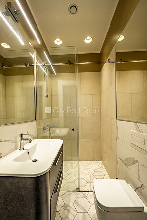 Renovēta māja, mansards, ir lifts, guļamistabu skaits 1 gab., studio tipa, virtuve apvienota ar Rīga - foto 12
