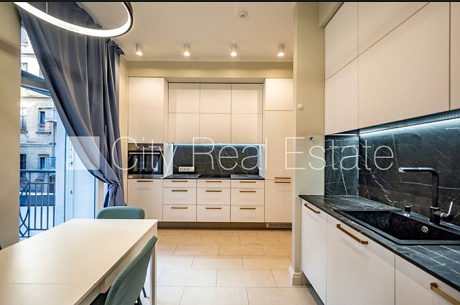 Renovēta māja, mansards, ir lifts, guļamistabu skaits 1 gab., studio tipa, virtuve apvienota ar Rīga - foto 9
