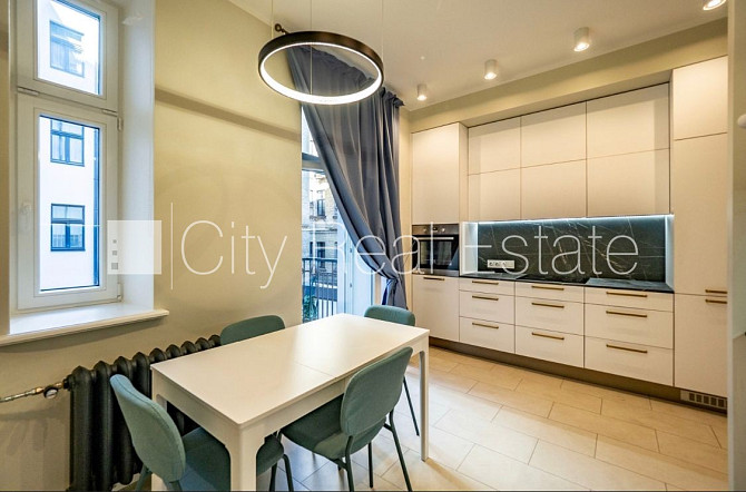 Renovēta māja, mansards, ir lifts, guļamistabu skaits 1 gab., studio tipa, virtuve apvienota ar Rīga - foto 8