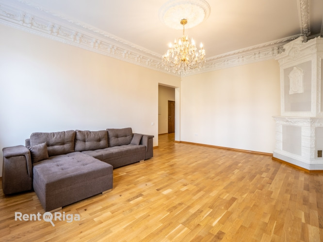 Tiek izīrēts elegants un gaišs dzīvoklis pilsētas centrā. Tas atrodas sakārtota nama 3. Rīga - foto 3