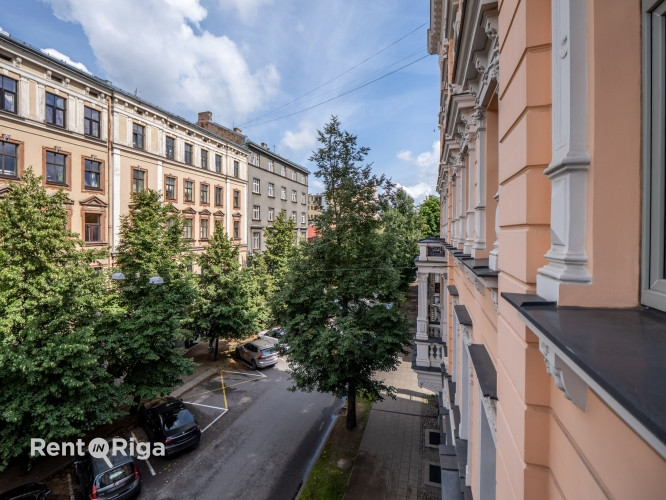 Tiek izīrēts elegants un gaišs dzīvoklis pilsētas centrā. Tas atrodas sakārtota nama 3. Rīga - foto 8