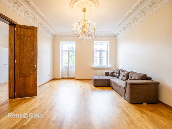 Tiek izīrēts elegants un gaišs dzīvoklis pilsētas centrā. Tas atrodas sakārtota nama 3. Rīga - foto 2
