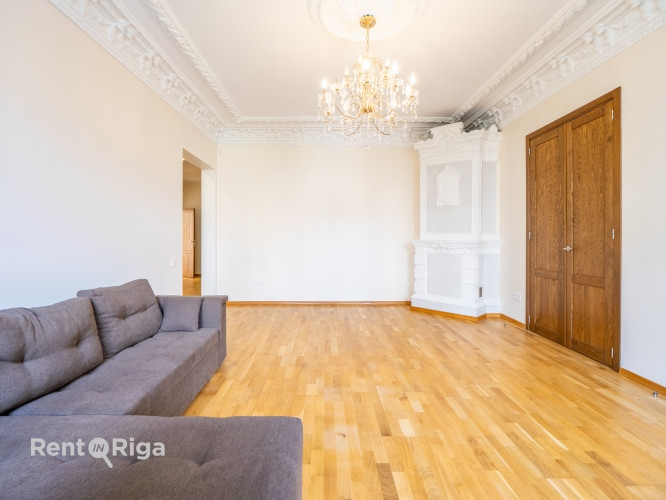Tiek izīrēts elegants un gaišs dzīvoklis pilsētas centrā. Tas atrodas sakārtota nama 3. Rīga - foto 4