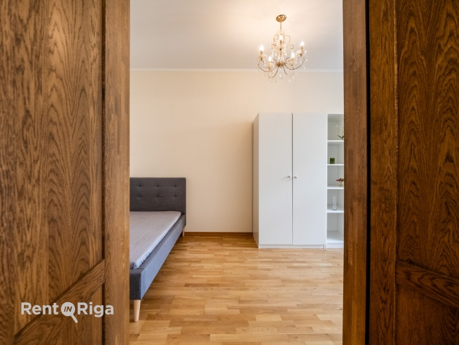 Tiek izīrēts elegants un gaišs dzīvoklis pilsētas centrā. Tas atrodas sakārtota nama 3. Rīga - foto 9