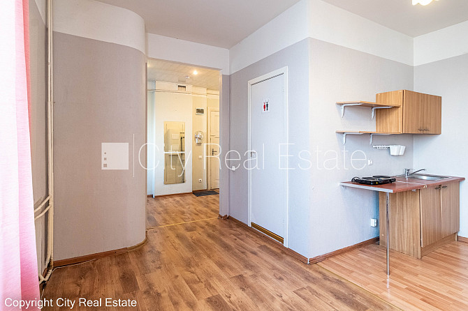 Fasādes māja, ir lifts, kāpņu telpa pēc kapitālā remonta, terase 13 m2, logi vērsti mājas Rīga - foto 1