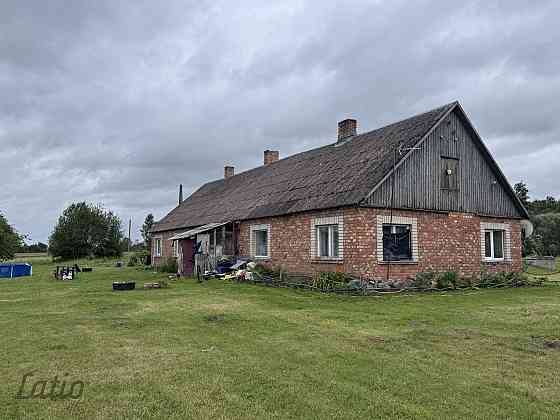 Pārdod dzīvojamo māju ar saimniecības ēku un zemes gabalu 3,9 ha.

Apbūve:
1940. gadā kapitāli būvēt Jelgava un Jelgavas novads