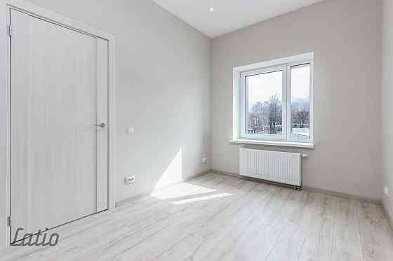 Izīrē ilgtermiņā divistabu dzīvokli 1994.gadā būvētā un 2019.gadā renovētā ēkā. Jauni PVC logi, elek Rīga