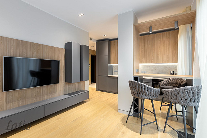 Īrei tiek piedāvāts dzīvoklis Rīgas centrā, jaunā ēkā Club Central Residence. Līdzās Rīga - foto 1