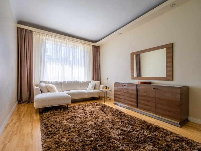 Pārdošanā elegants trīs istabu dzīvoklis, arhitekta E.Laubes projektētajā namā Lāčpleša Rīga - foto 1