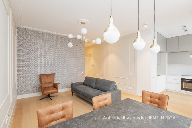 Klusajā centrā tiek izīrēts penthouse tipa dzīvoklis ar terasi (18,1m2). Dzīvoklis ar Rīga - foto 1
