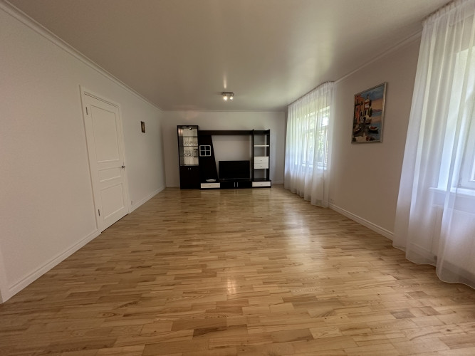 Izīrē plašu 3 istabu dzīvokli ar privāto teritoriju!  Tiek piedāvāts 3 istabu dzīvoklis Rīga - foto 2