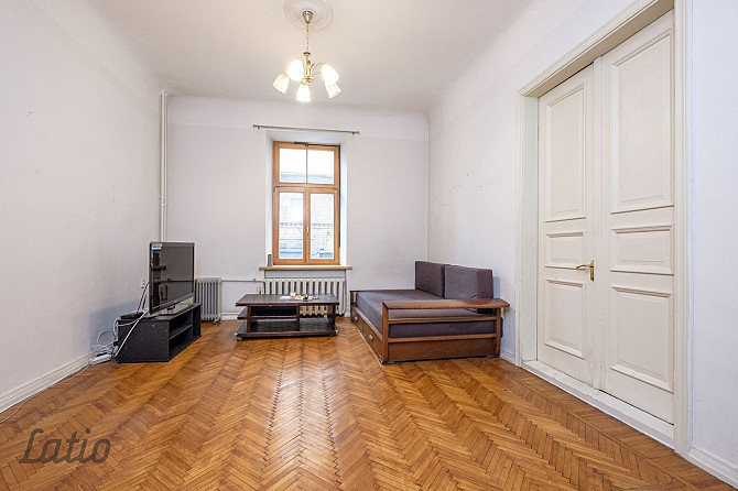 Pārdod dzīvokli pilsētas klusajā centra daļā iekšpagalma mājā.
Dzīvoklī ir četras Rīga - foto 1