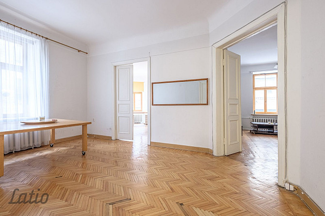 Pārdod dzīvokli pilsētas klusajā centra daļā iekšpagalma mājā.
Dzīvoklī ir četras Rīga - foto 2