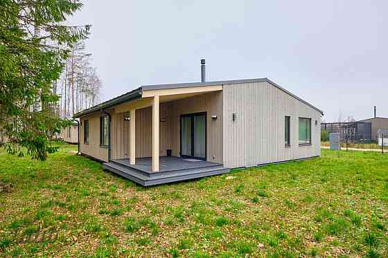 Pārdod tikko pabeigtu vienstāva māju ar plašu zemes gabalu Zvejniekciemā 350m attālumā no jūras.
Māj Saulkrasti