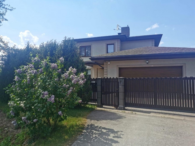 Klasiska stila villa Piņķos. Divstāvu energoefektīva māja ar kopējo platību 255 m2 + 45 m2 Rīgas rajons - foto 2