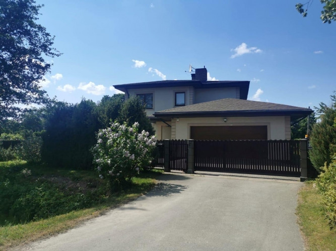 Klasiska stila villa Piņķos. Divstāvu energoefektīva māja ar kopējo platību 255 m2 + 45 m2 Rīgas rajons - foto 1