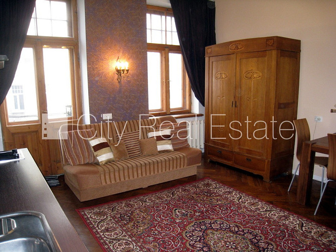 Fasādes māja, ir lifts, kāpņu telpa pēc kosmētiskā remonta, viena istaba izolēta, studio Rīga - foto 19