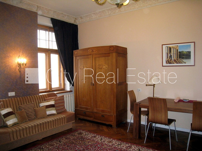 Fasādes māja, ir lifts, kāpņu telpa pēc kosmētiskā remonta, viena istaba izolēta, studio Rīga - foto 20