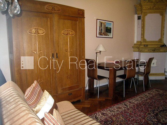 Fasādes māja, ir lifts, kāpņu telpa pēc kosmētiskā remonta, viena istaba izolēta, studio Rīga - foto 17