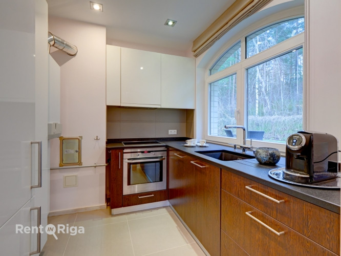 Neliela, gaumīgi iekārtota mājiņa ar individuālu apkuri slēgtā ciematā Mežaparkā.  + Rīga - foto 16