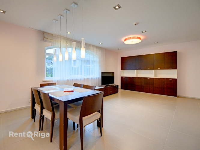 Neliela, gaumīgi iekārtota mājiņa ar individuālu apkuri slēgtā ciematā Mežaparkā.  + Rīga - foto 10