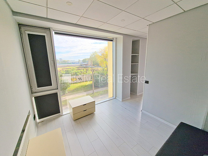 Logi vērsti uz pagalma pusi, studio tipa, virtuve apvienota ar viesistabu, garderobe, augstie Rīga - foto 9