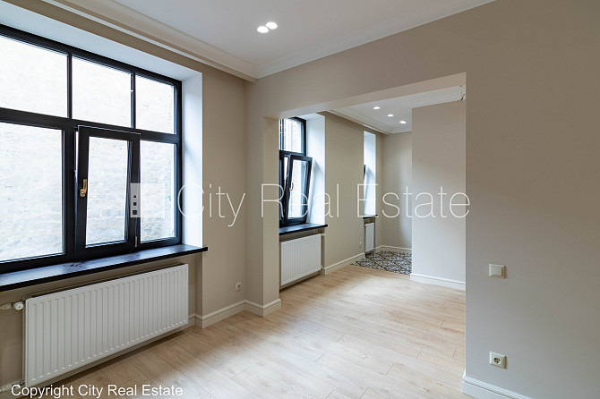 Logi vērsti uz pagalma pusi, studio tipa, virtuve apvienota ar viesistabu, garderobe, augstie Rīga - foto 19