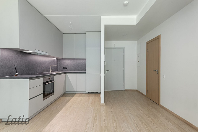 Pārdošanā funkcionāls un kvalitatīvi izbūvēts 2 istabu dzīvoklis modernā dzīvojamā Rīga - foto 1