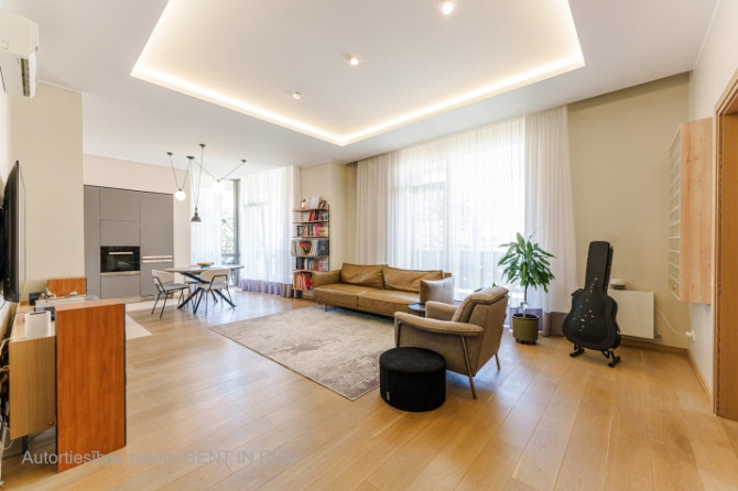 Tiek izīrēts skaisti un kvalitatīvi iekārtots 3-istabu dzīvoklis ar plašu terasi (25m2) Rīga - foto 3