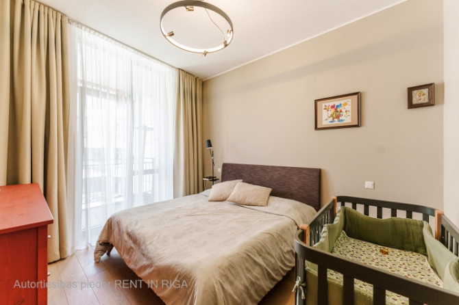 Tiek izīrēts skaisti un kvalitatīvi iekārtots 3-istabu dzīvoklis ar plašu terasi (25m2) Rīga - foto 9