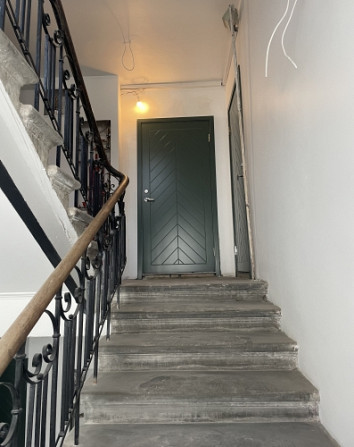Tiek pārdots renovēts 3-istabu dzīvoklis renovētā ēkā Rīgas centrā. Katram dzīvoklim ir Rīga - foto 3