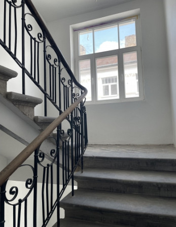 Tiek pārdots renovēts 3-istabu dzīvoklis renovētā ēkā Rīgas centrā. Katram dzīvoklim ir Rīga - foto 4