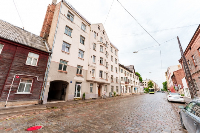 Tiek pārdots renovēts 3-istabu dzīvoklis renovētā ēkā Rīgas centrā. Katram dzīvoklim ir Rīga - foto 1