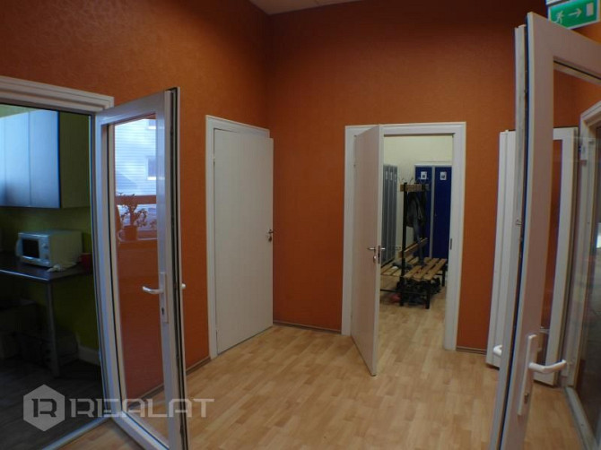 Fasādes māja, ieeja no ielas, maksas autostavvieta, logi vērsti mājas abās pusēs, mansards, studio t Рига - изображение 16