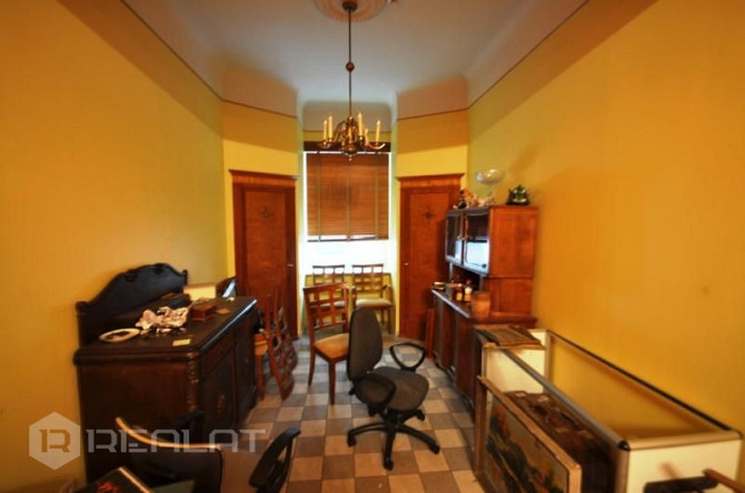 Pārdod plašas biroja telpas, pašā Rīgas centrā.  Ielas māja, ieeja no ielas, ir lifts, logi Rīga - foto 2