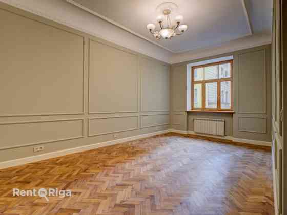 Tiek pārdots kvalitatīvs un komfortabls 3-istabu dzīvoklis Rīgas klusajā centrā.  Dzīvoklis atrodas  Rīga
