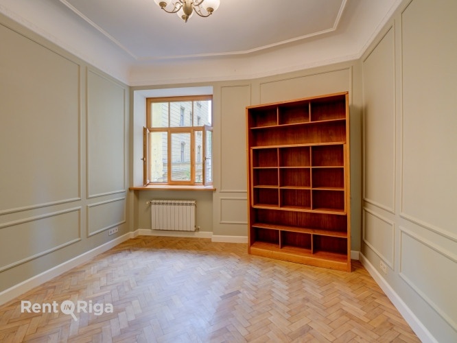 Tiek pārdots kvalitatīvs un komfortabls 3-istabu dzīvoklis Rīgas klusajā centrā.  Dzīvoklis Rīga - foto 6