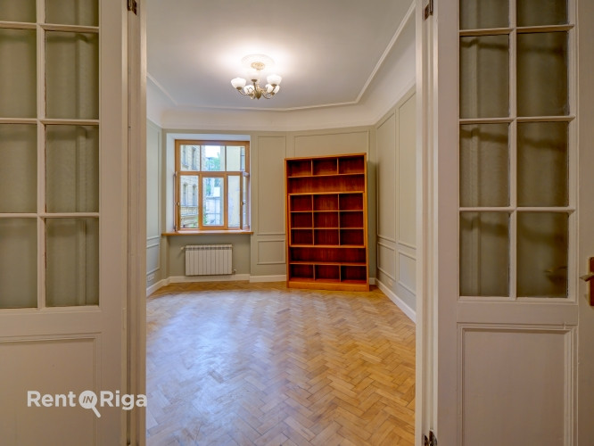 Tiek pārdots kvalitatīvs un komfortabls 3-istabu dzīvoklis Rīgas klusajā centrā.  Dzīvoklis Rīga - foto 5