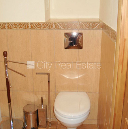 Fasādes māja, renovēta māja, ieeja no ielas, ir lifts, kāpņu telpa pēc kosmētiskā remonta, Rīga - foto 17
