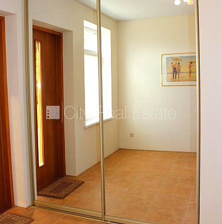 Fasādes māja, renovēta māja, ieeja no ielas, ir lifts, kāpņu telpa pēc kosmētiskā remonta, Rīga - foto 19