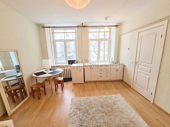 Fasādes māja, ieeja no ielas, logi vērsti uz ielas pusi, studio tipa, virtuve apvienota ar Rīga - foto 3
