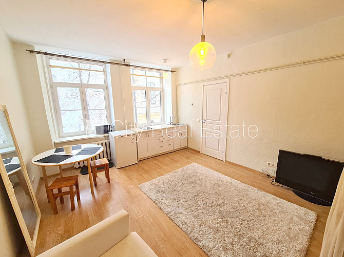 Fasādes māja, ieeja no ielas, logi vērsti uz ielas pusi, studio tipa, virtuve apvienota ar Rīga - foto 2