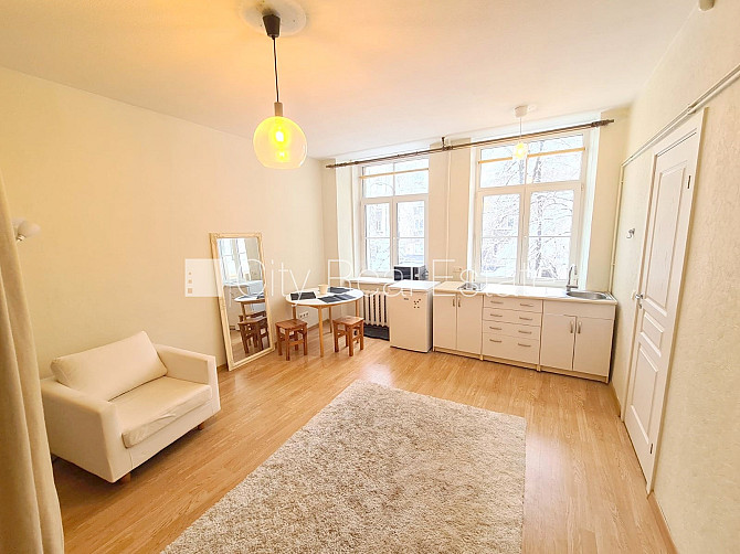 Fasādes māja, ieeja no ielas, logi vērsti uz ielas pusi, studio tipa, virtuve apvienota ar Rīga - foto 1