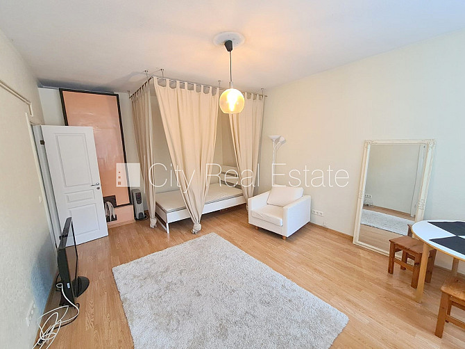 Fasādes māja, ieeja no ielas, logi vērsti uz ielas pusi, studio tipa, virtuve apvienota ar Rīga - foto 9